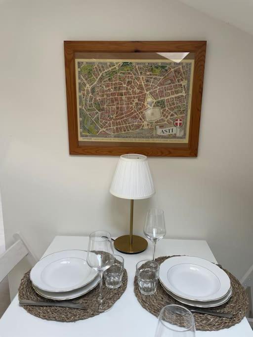 Centro Storico-Mansarda Verde Con Terrazzino E A/C Asti Bagian luar foto